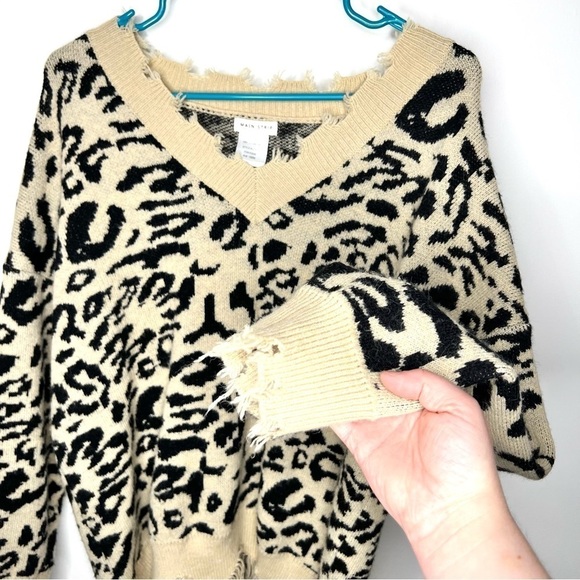 Main Strip Leopard Cheetah Distressed Fringe V-Neck Knitted Sweater Size Medium - Picture 4 of 13